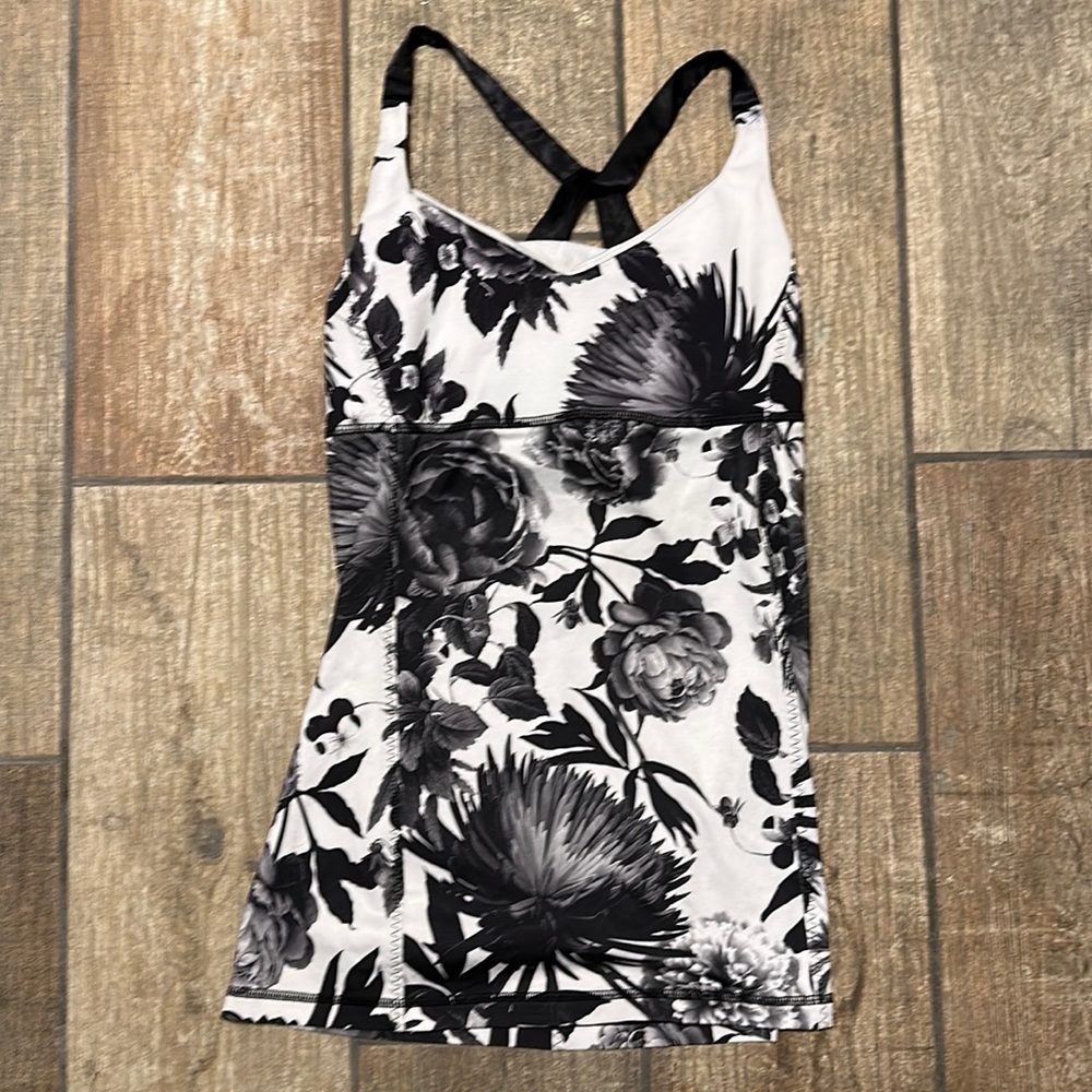 🚨SALE- Lululemon Women’s Black/White Floral Practice Daily Tank